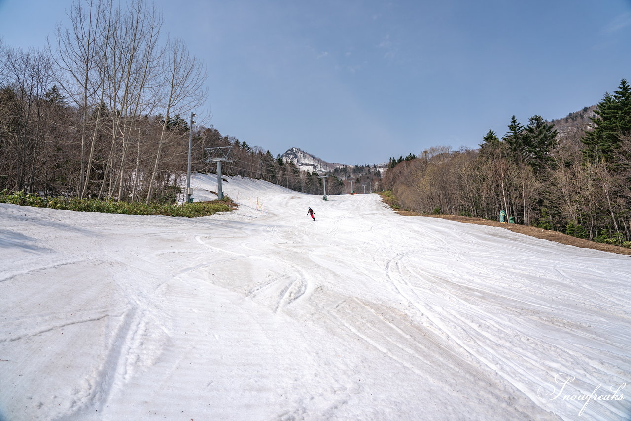 富良野スキー場　さすが富良野！4月24日現在、山麓までの全長約3,000ｍロングコースがオープン中(^^)/